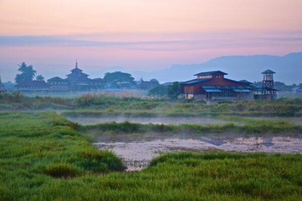 Brume matinale sur le lac Inle