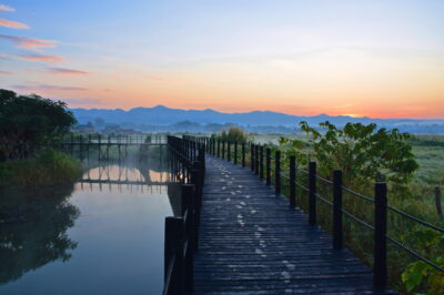 Dans les allées en bois du Thahara Inle Heritage