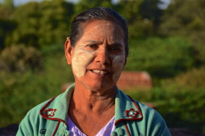 Femme gardienne d'une pagode de Bagan