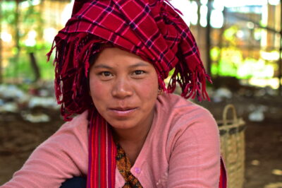 Femme Pa O sur un marché du lac Inle