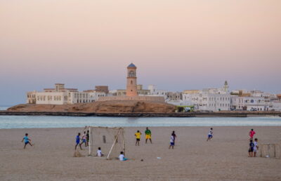 Football en fin de journée sur la plage de Sour