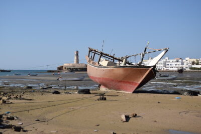 Marée basse dans le port de Sour