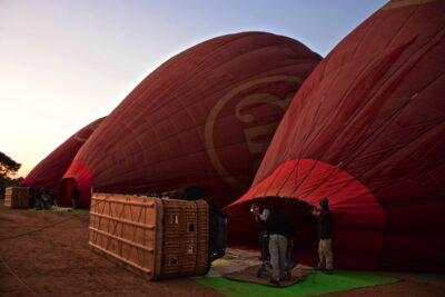 Gonflage de la montgolfière à Bagan