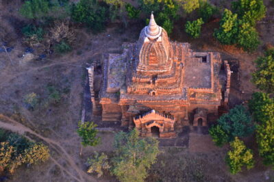 Survol d'une pagode de Bagan