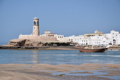 Phare dans le port de Sour à Oman