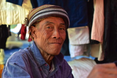 Portrait d'un vendeur sur le marché de Nyaung Shwe