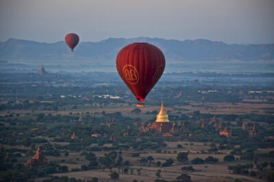 Survol de la plaine de Bagan