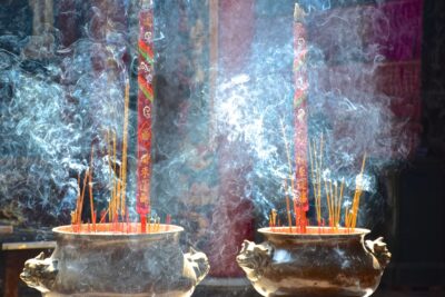 Encens dans un temple de Cholon à Ho Chi Minh