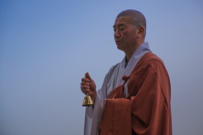 Bonze qui prie dans un temple en Corée du Sud