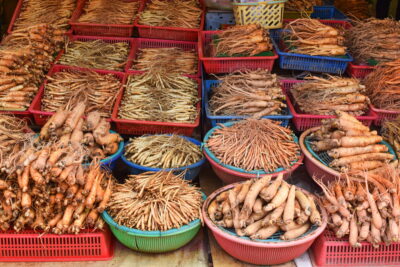 Ginseng sur le marché des plantes médicinales de Séoul