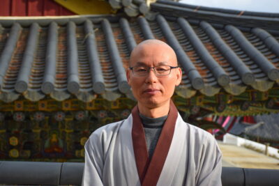 Bonze dans le temple Haeinsa en Corée du Sud