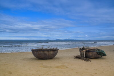 Bateaux de pêcheurs sur la plage du Nam Hai Hotel