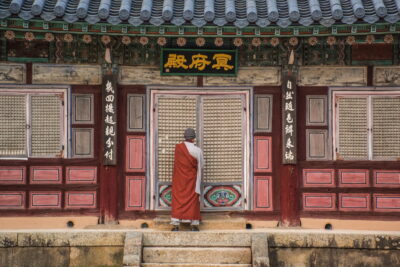 Bonze dans le temple Haeinsa