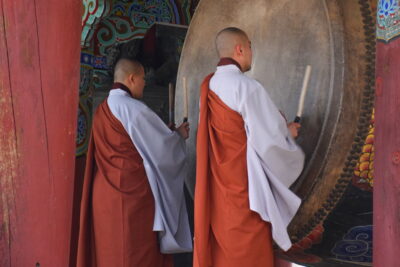 Bonzes dans le temple Haeinsa