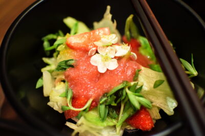 Salade avec une sauce à la fraise - Restaurant Balwoo