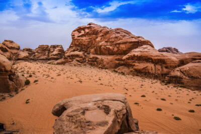 Au sommet de l'arche Umm Fruth dans le Wadi Rum