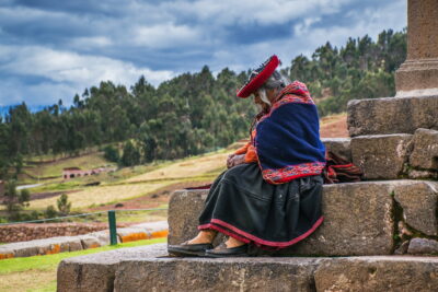 Femme âgée près des ruines de Chinchero au Pérou