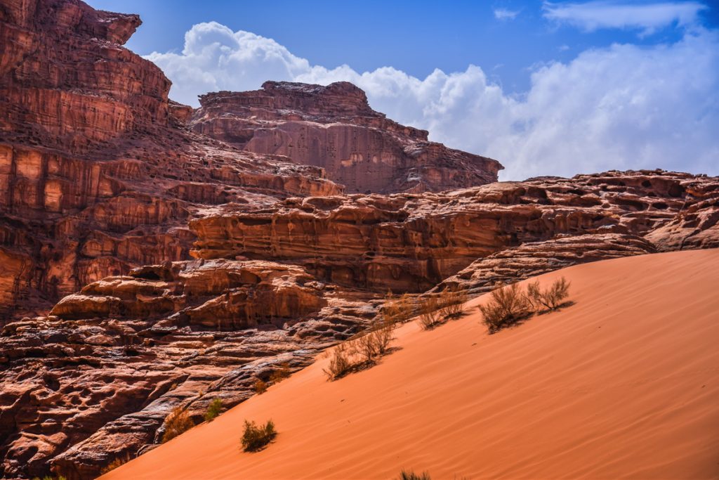 Dune et formation rocheuse dans le Wadi Rum en Jordanie