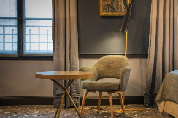 Fauteuil dans la chambre de l'hôtel Thérèse