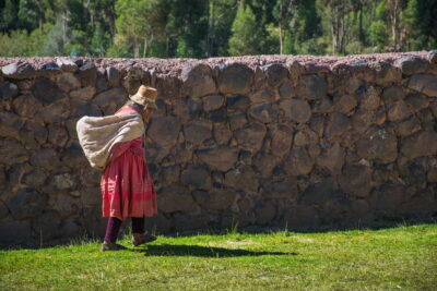 Femme dans des ruines incas au Pérou