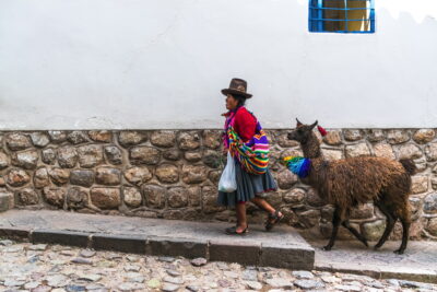 Femme et son lama à Cusco