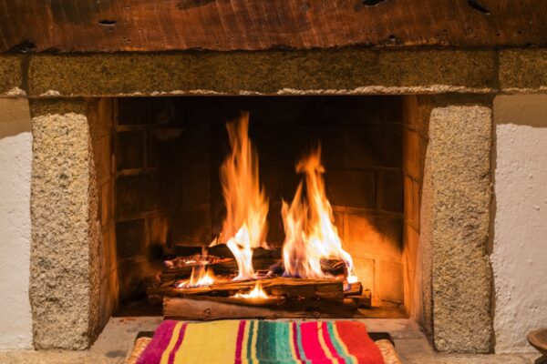 Cheminée au feu de bois dans la chambre