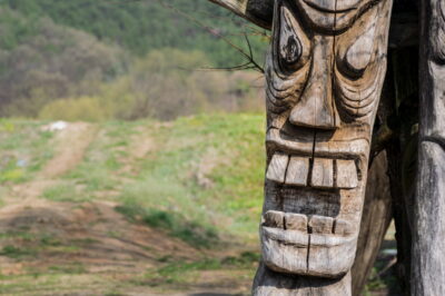 Statue à l'effigie des masques d'Hahoe