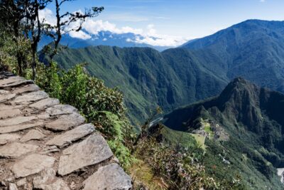 Chemin de l'ascension de la montagne Machu Picchu