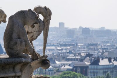 Sculpture chimérique au sommet des Tours de Notre-Dame de Paris