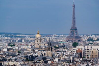 Vue sur la Tour Eiffel depuis le sommet de la cathédrale Notre-Dame de Paris