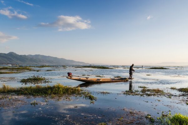 Fin de journée sur le lac Inle en Birmanie