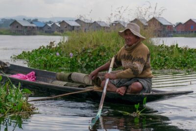 Pêcheur à la nasse sur le lac Inle