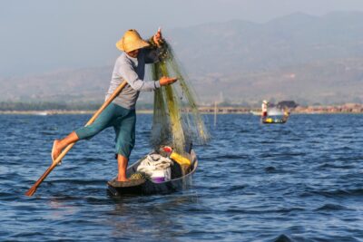 Pliage des filets sur le lac Inle