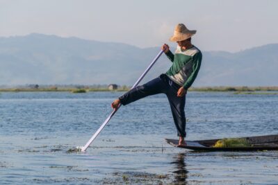 Ramer sur le lac Inle, un art