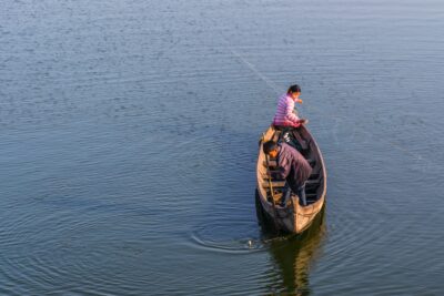 Barque de pêche sur le lac