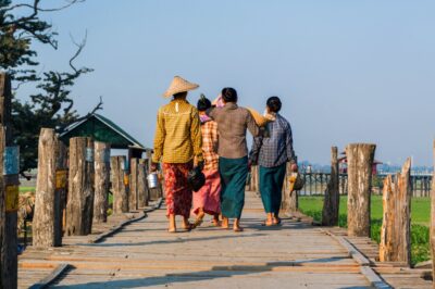 Femmes sur le pont de U Bein