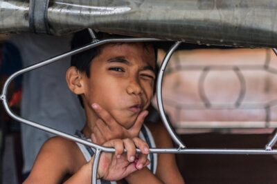 Enfant dans un jeepney à Manille