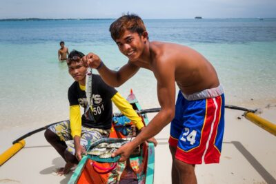 Pêcheurs à Dako Island aux Philippines