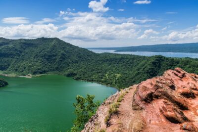 Sommet du cratère du volcan Taal aux Philippines