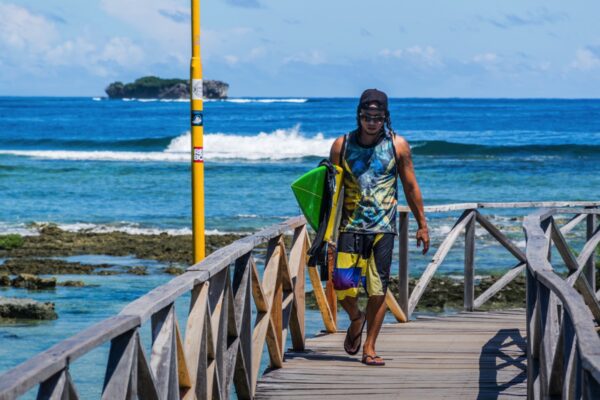 Surfeur au spot Cloud 9 à Siargao