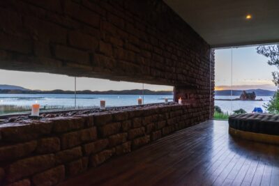 Lobby du Titilaka lodge avec vue sur le lac