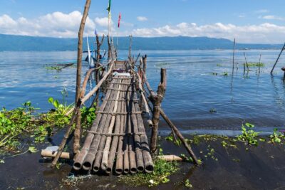 Ponton dans un village sur les rives du lac Taal