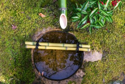 Bambou et eau dans le jardin Shokado