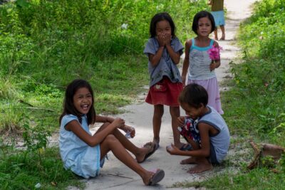 Enfants dans le village de Dako Island