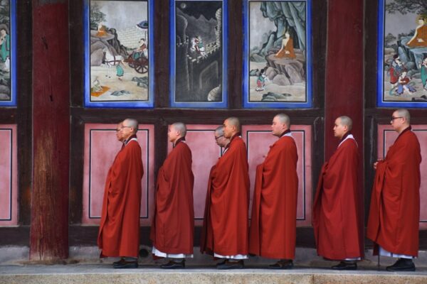 Fin de prière au temple Haeinsa en Corée du Sud