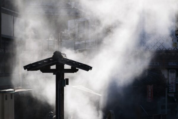 Vapeur d'eau des onsen dans la ville de Yumura