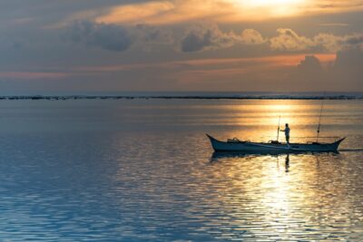Pêcheur au lever de soleil depuis l'hôtel Isla Cabana