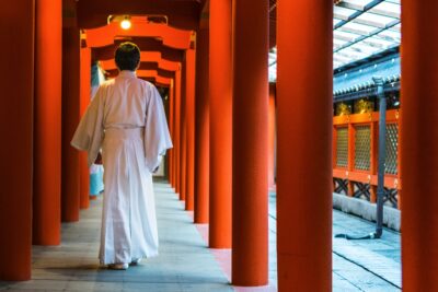 Prêtre shinto dans un sanctuaire shinto de Yawata