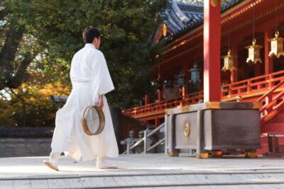 Prêtre shinto dans un sanctuaire shinto de Yawata