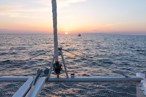 Coucher de soleil sur un catamaran au large d'Oia